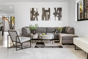 4-BR House with Private Yard, King Bed, Soaking Tub, Modern, Near Coral Gables & MIA Airport